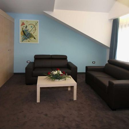 Hotel International Prishtina & Spa Пристина Стая снимка