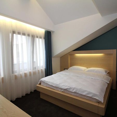 Hotel International Prishtina & Spa Пристина Стая снимка