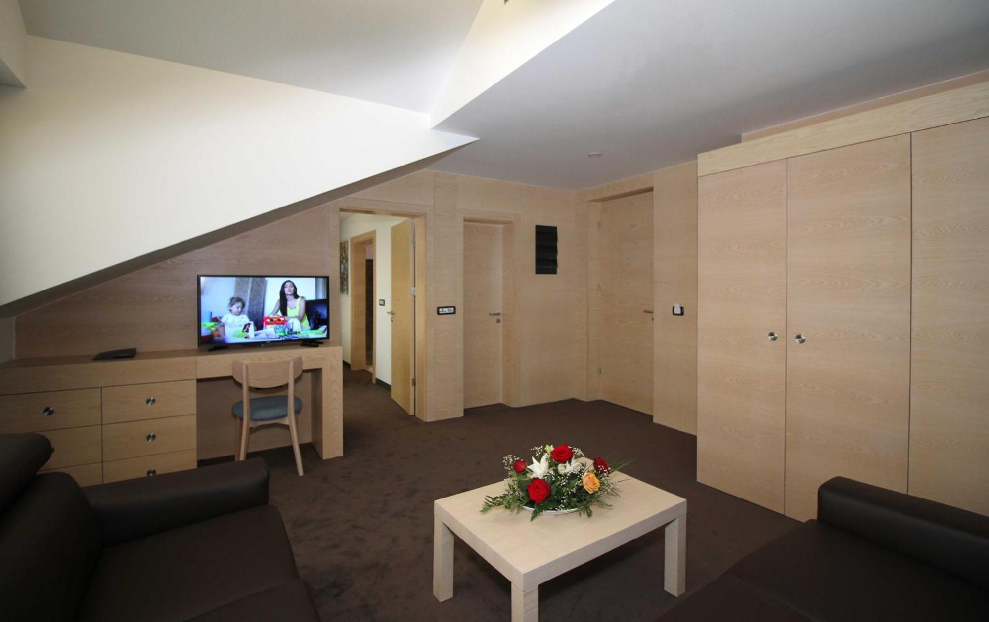 Hotel International Prishtina & Spa Пристина Стая снимка