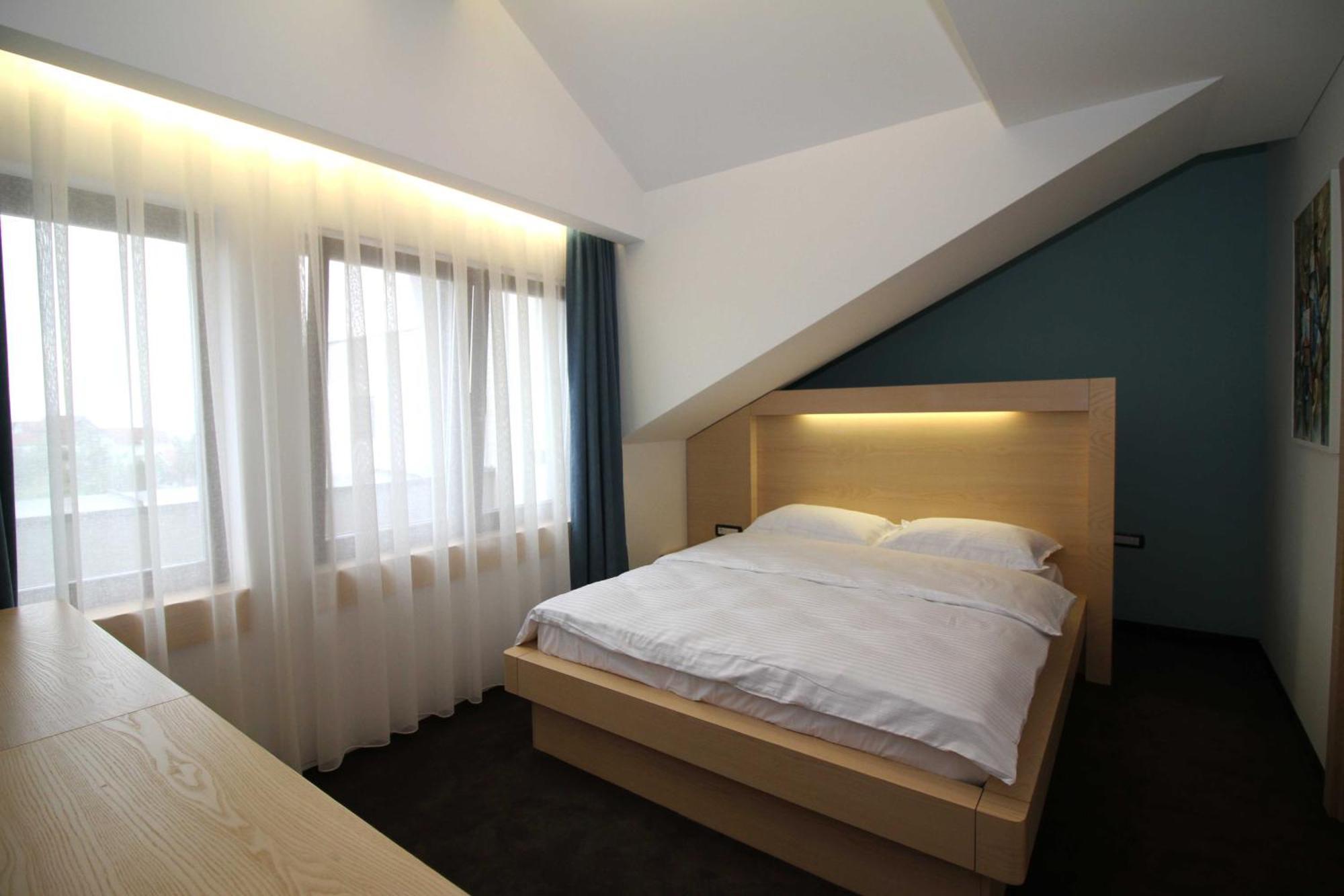 Hotel International Prishtina & Spa Пристина Стая снимка