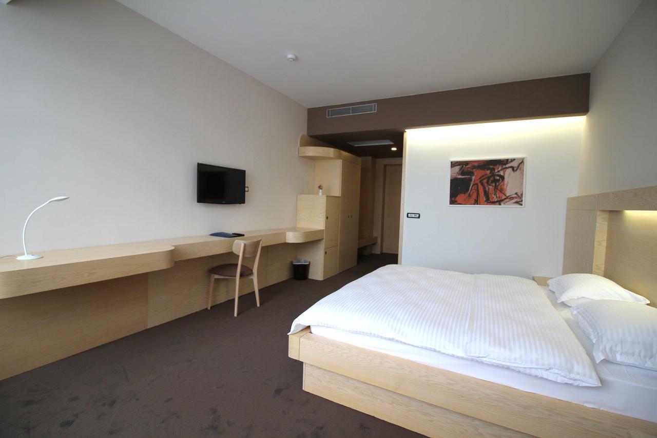 Hotel International Prishtina & Spa Пристина Екстериор снимка