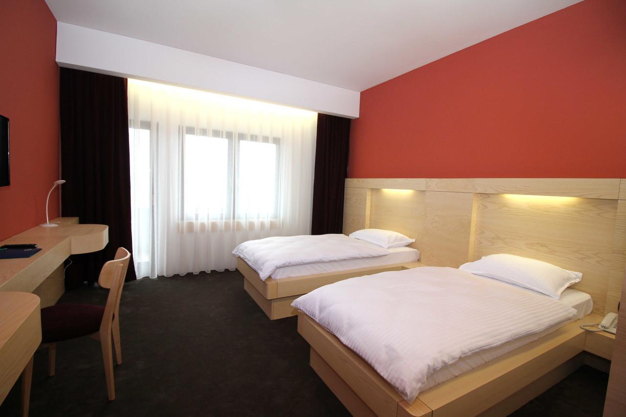 Hotel International Prishtina & Spa Пристина Екстериор снимка