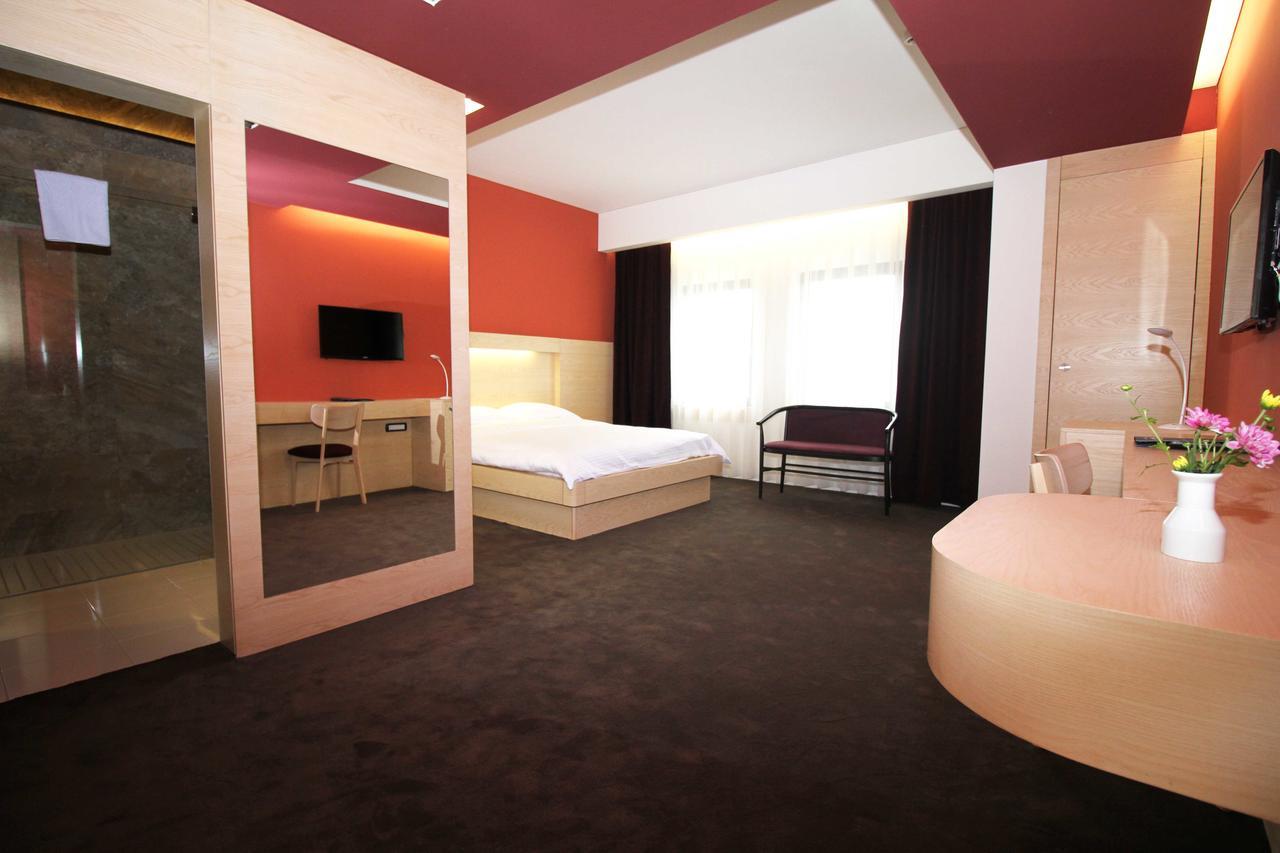 Hotel International Prishtina & Spa Пристина Екстериор снимка