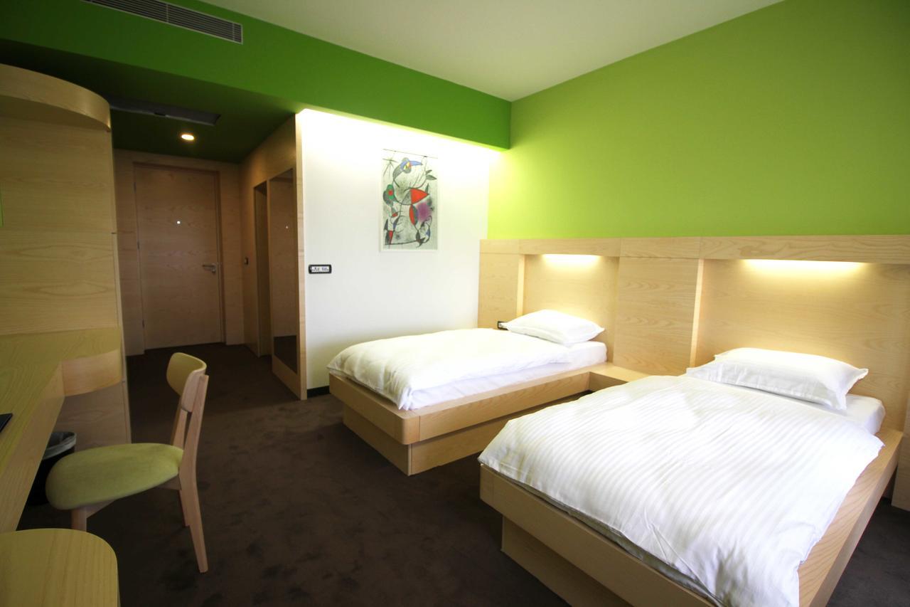 Hotel International Prishtina & Spa Пристина Екстериор снимка
